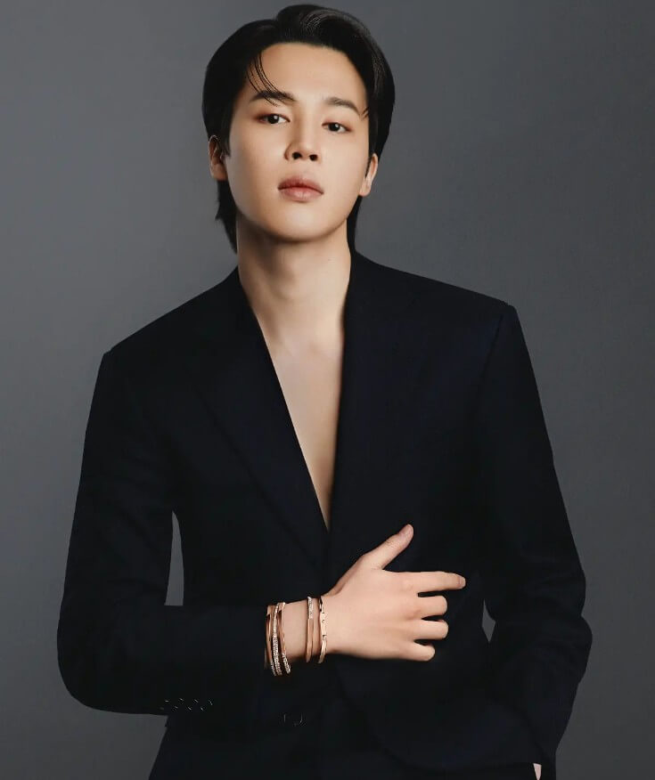 지민의-화보로-이너웨어를-입지-않고-자켓을-입고-오른쪽-손목에-팔찌를-착용하고-지긋이-바라보는-사진