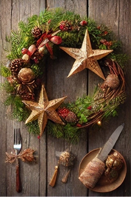 별모양의 크리스마스 소품이 나무식탁에 놓여있는 모습