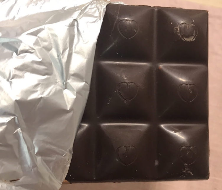 하트무늬가 그려진 초콜릿바