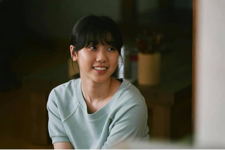 웃고 있는 이레 배우의 모습