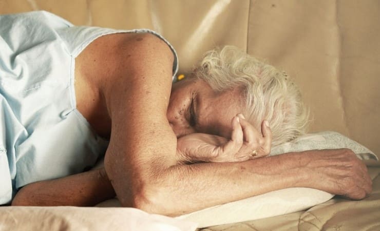 할머니가-쇼파에서-자고-있는-모습