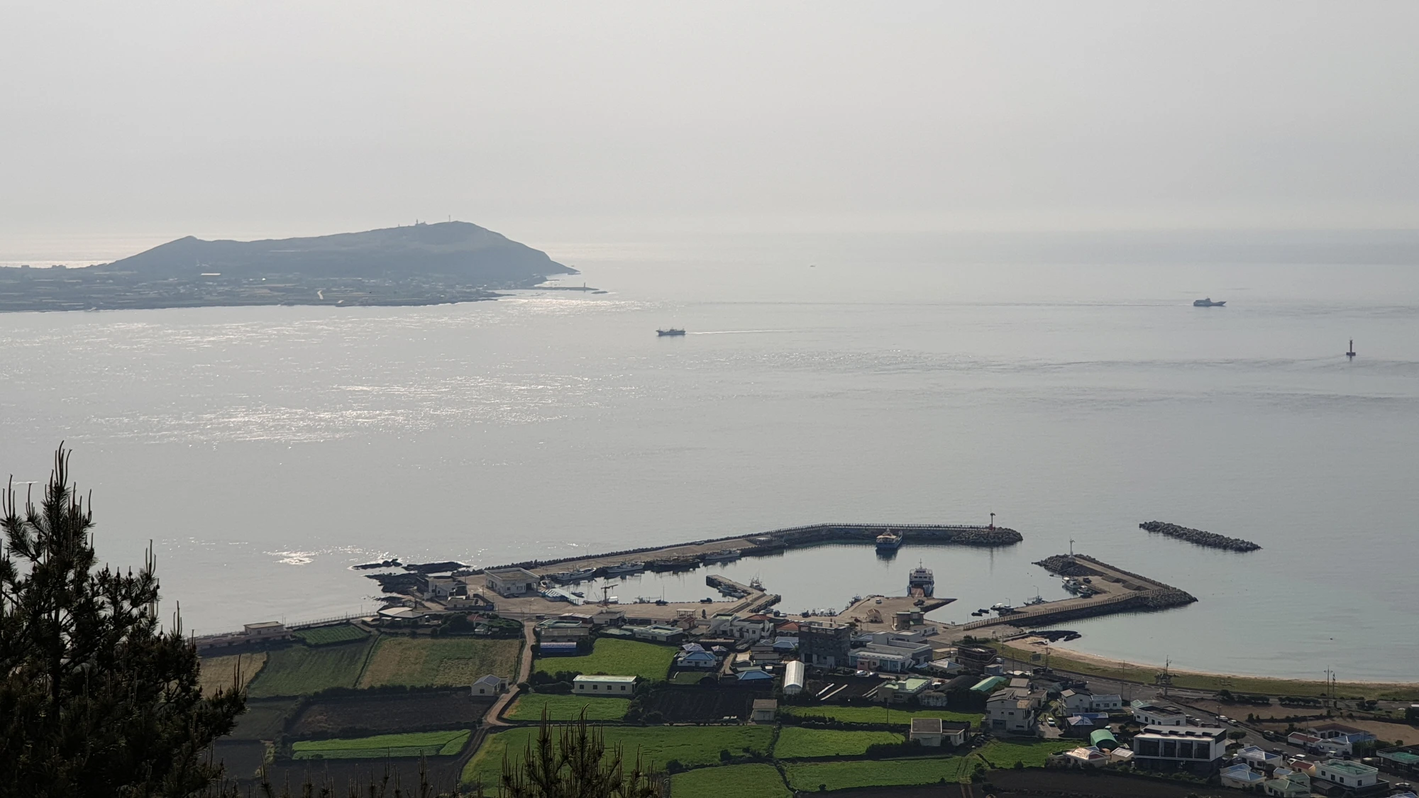 지미봉에서 본 우도 도항선 성착장