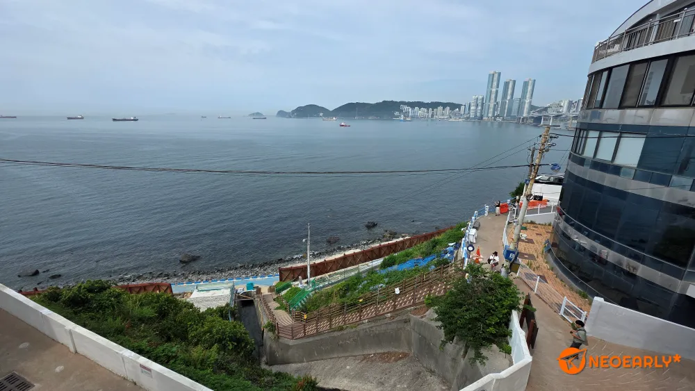 탁트인 바다와 그 옆 골목길 감성은 그대로입니다.