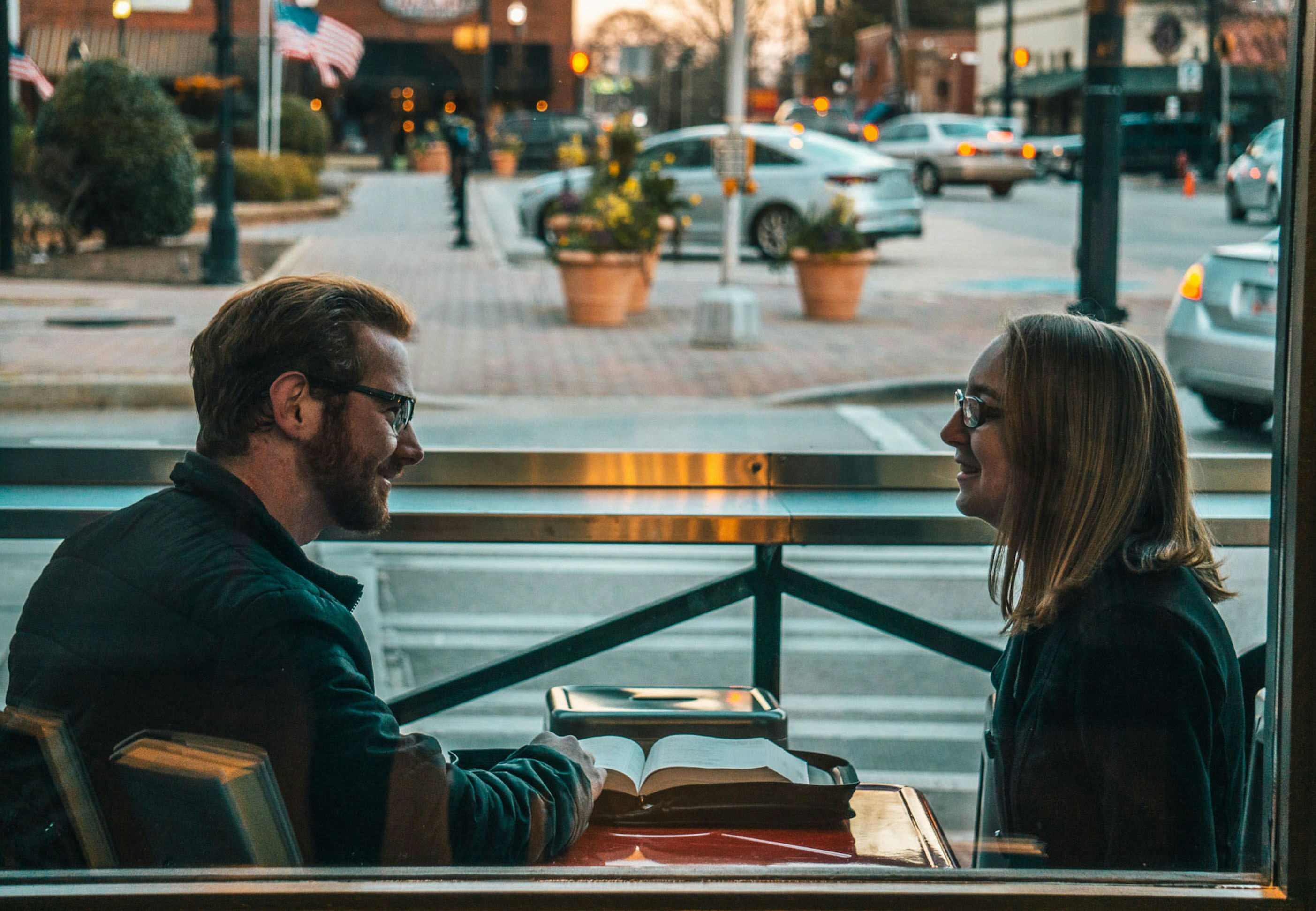 대화 사진, talk picture: <a href="https://unsplash.com/ko/%EC%82%AC%EC%A7%84/%EB%82%AE%EC%97%90-%EC%95%89%EC%95%84%EC%84%9C-%EC%9D%B4%EC%95%BC%EA%B8%B0%ED%95%98%EB%8A%94-%EB%82%A8%EB%85%80-OrGsX7eXsqE?utm_content=creditCopyText&utm_medium=referral&utm_source=unsplash">Unsplash</a>의<a href="https://unsplash.com/ko/@les_elizabethj?utm_content=creditCopyText&utm_medium=referral&utm_source=unsplash">Leslie Jones</a>