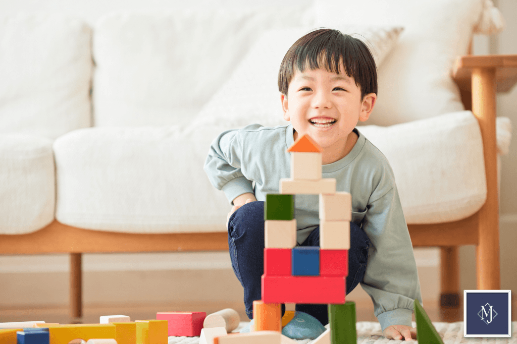 할짝 웃고 있는 아이
