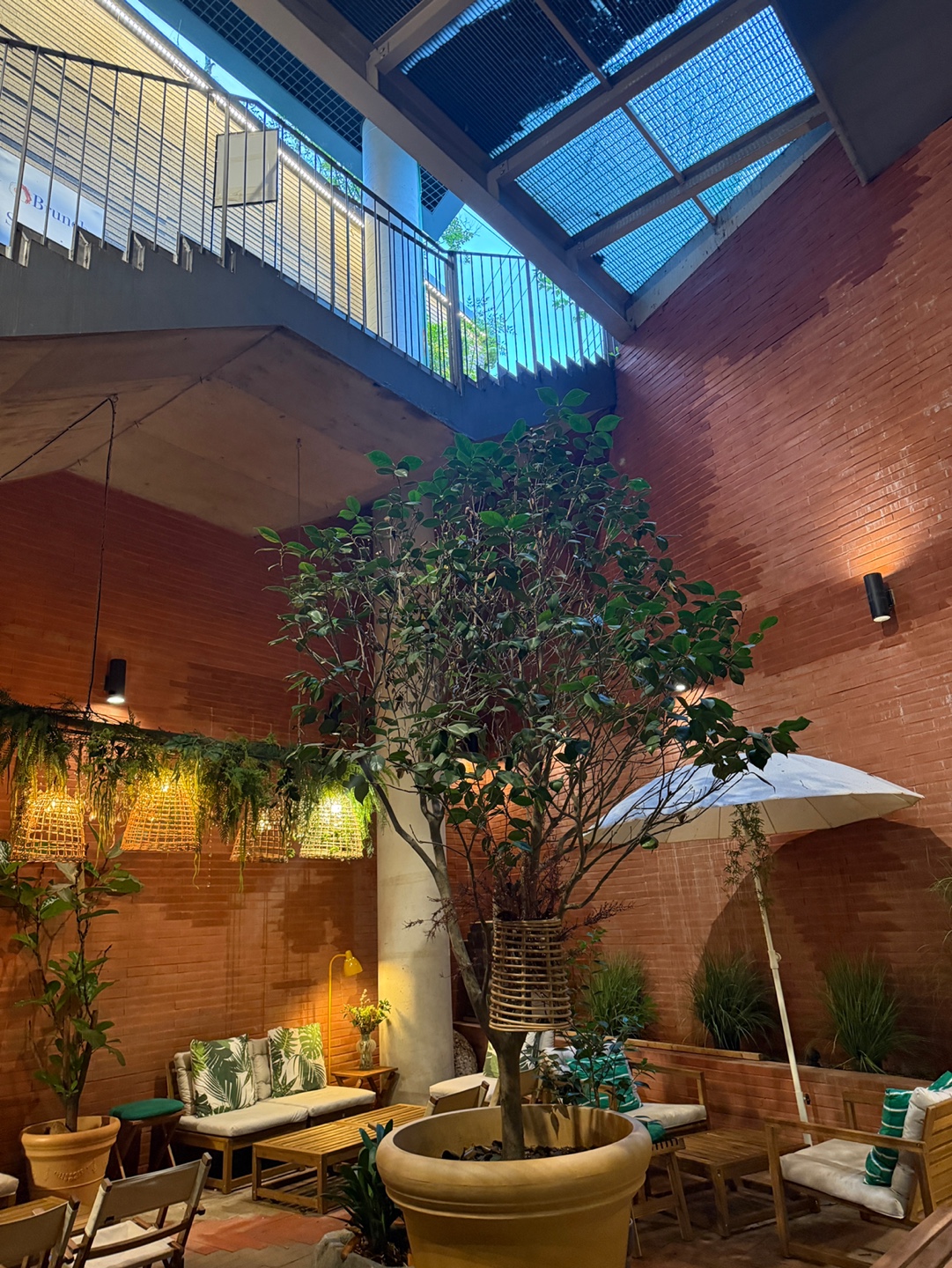 오야밸리 카페 실내 정원 느낌 공간