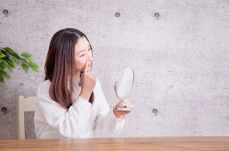 거울보는 여자
