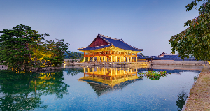 밤에 조명으로 밝혀진 경복궁&amp;#44; 야경 명소로서의 모습