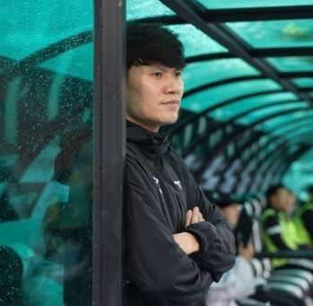 정경호 감독 데뷔전 축구선수 출신 코치 프로필