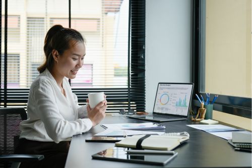 웹사이트를 확인하고있다