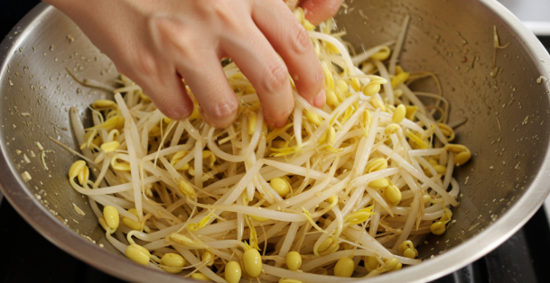 양념재료를 넣고 조물조물 무쳐지고 있는 모습