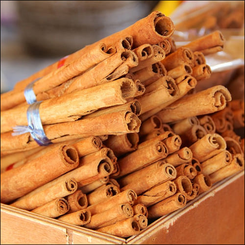 상자에 담긴 계피 묶음