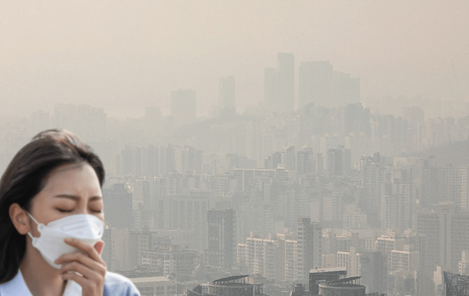 미세먼지 많은 도심에서 마스크를 끼고 기침을 하며 답답해하는 20대 직장 여성 이미지