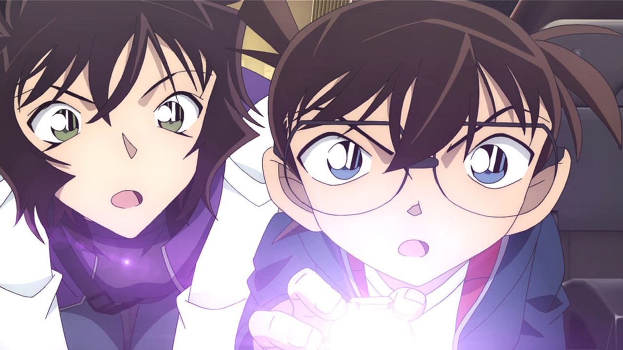 비색의 탄환 속 코난과 세라 마스미가 놀란 표정으로 사건 단서를 발견하는 장면