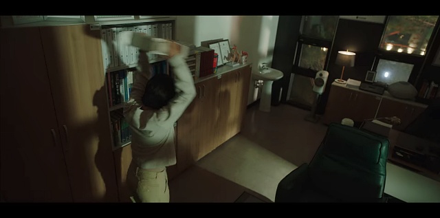 서인호의-방에서-물건을-던지는-차정숙