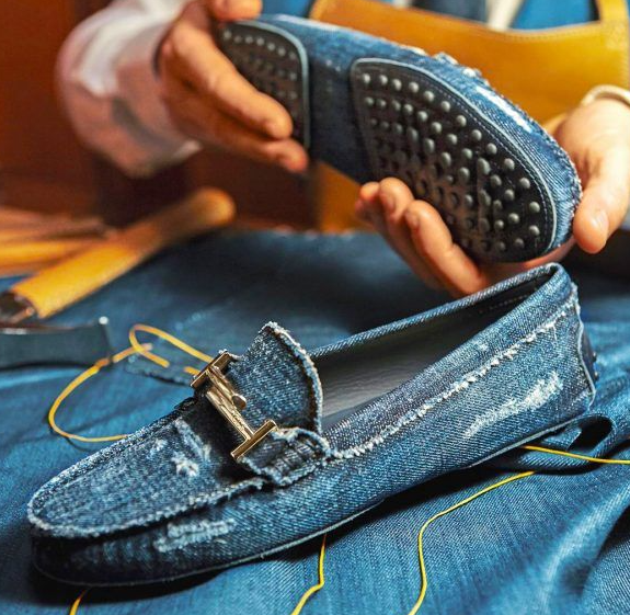 토즈가 세계적으로 유명해진 계기는 고미노 드라이빙 슈즈(Gommino Driving Shoe)의 출시 덕분입니다.