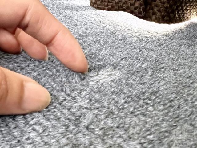 거실 매트 눌린 자국 없애는 방법