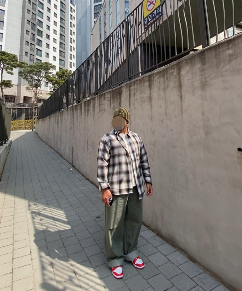 데일리룩('26. 3. 29.)슈프림x뉴에라 비니, 바운더리 오버핏 옴브레 체크셔츠, 무신사스탠다드 티셔츠, 그리너리크리드 와이드 데님팬츠, 나이키 덩크 로우 레트로 유니버시티레드