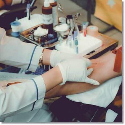 카카오닙스 면역력 강화 효과, 피 검사하는 여성