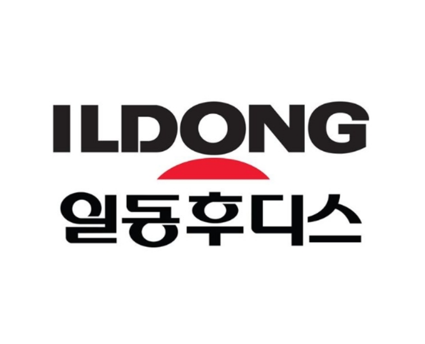 산양유-단백질-보충제를-물과-함께-섞는-중년-여성