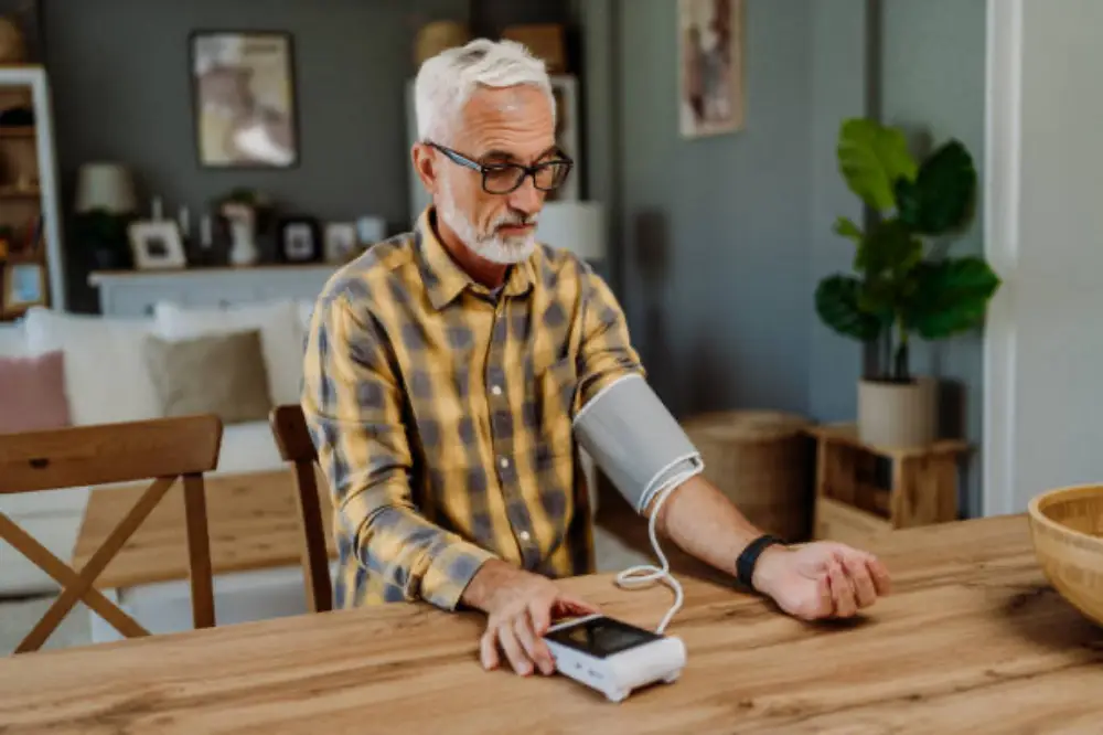 혈압측정하는 노년의 남자