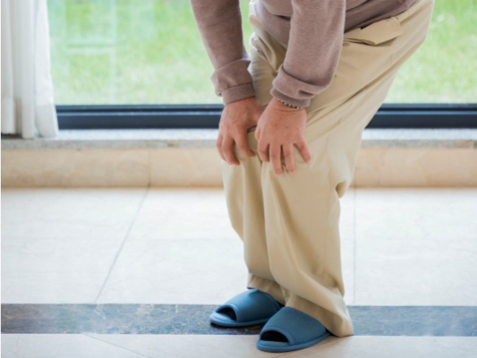 무릎이-아픈-사람