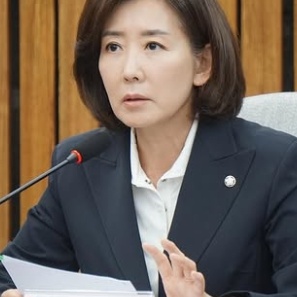 나경원 의원 국회의원들과 말하는 모습