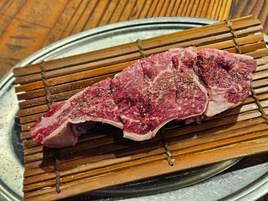 오사카 야키니쿠 돈돈 고기