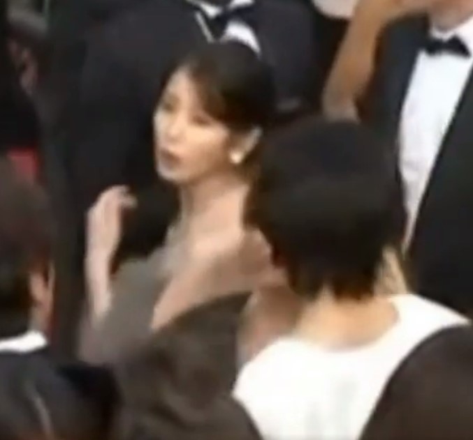 아이유_어깨빵_04