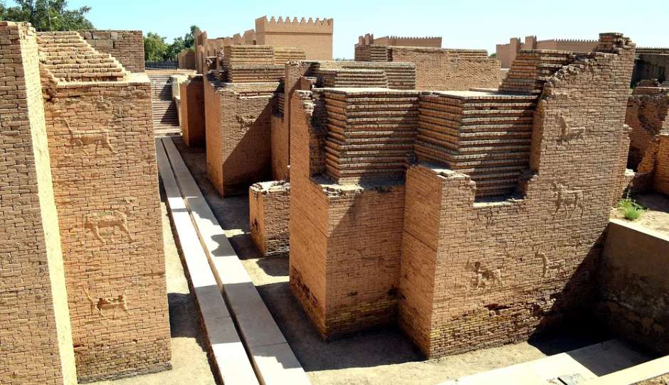 복원된 바빌론 유적의 붉은 벽돌 통로. 양쪽 벽에는 고대 상형문자와 동물 부조가 선명하게 보인다.