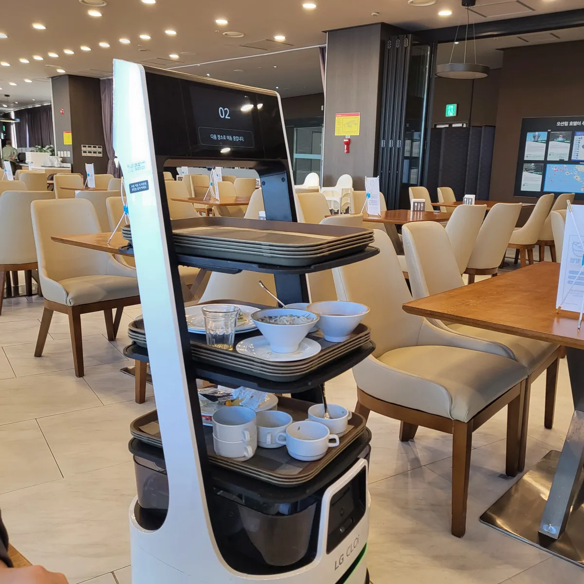 식기반납-하는-AI-로봇