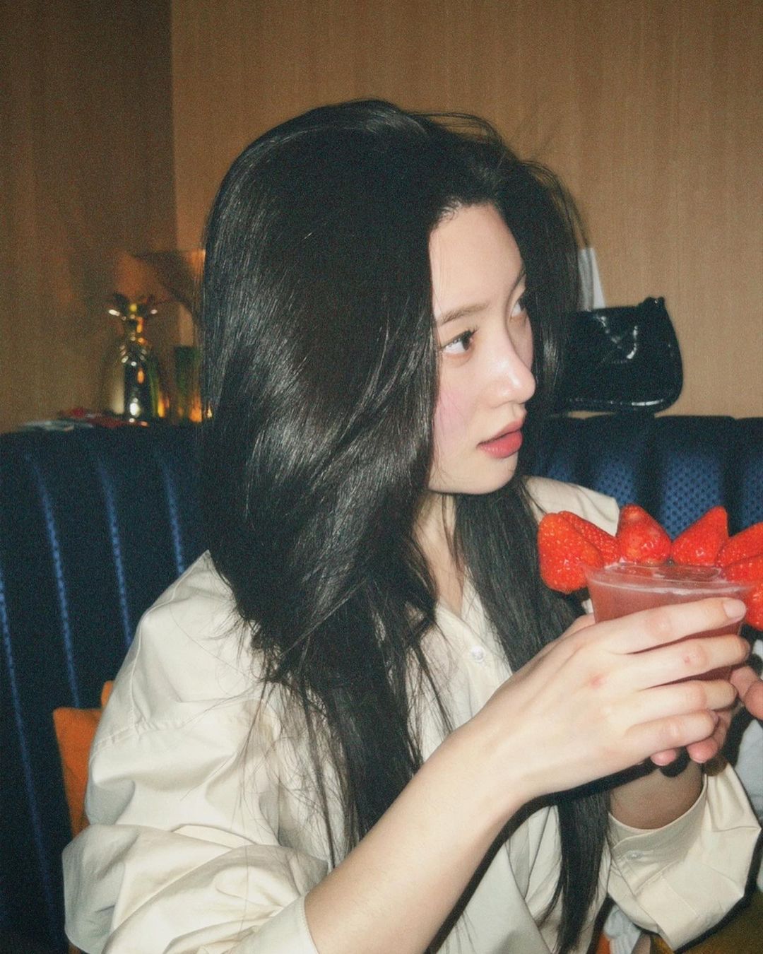 정채연 딸기를 좋아하는 그녀