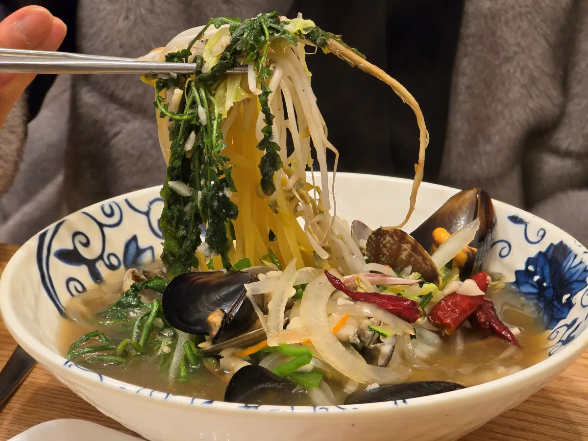 굴짬뽕을 한 젓가락 들어올린 모습