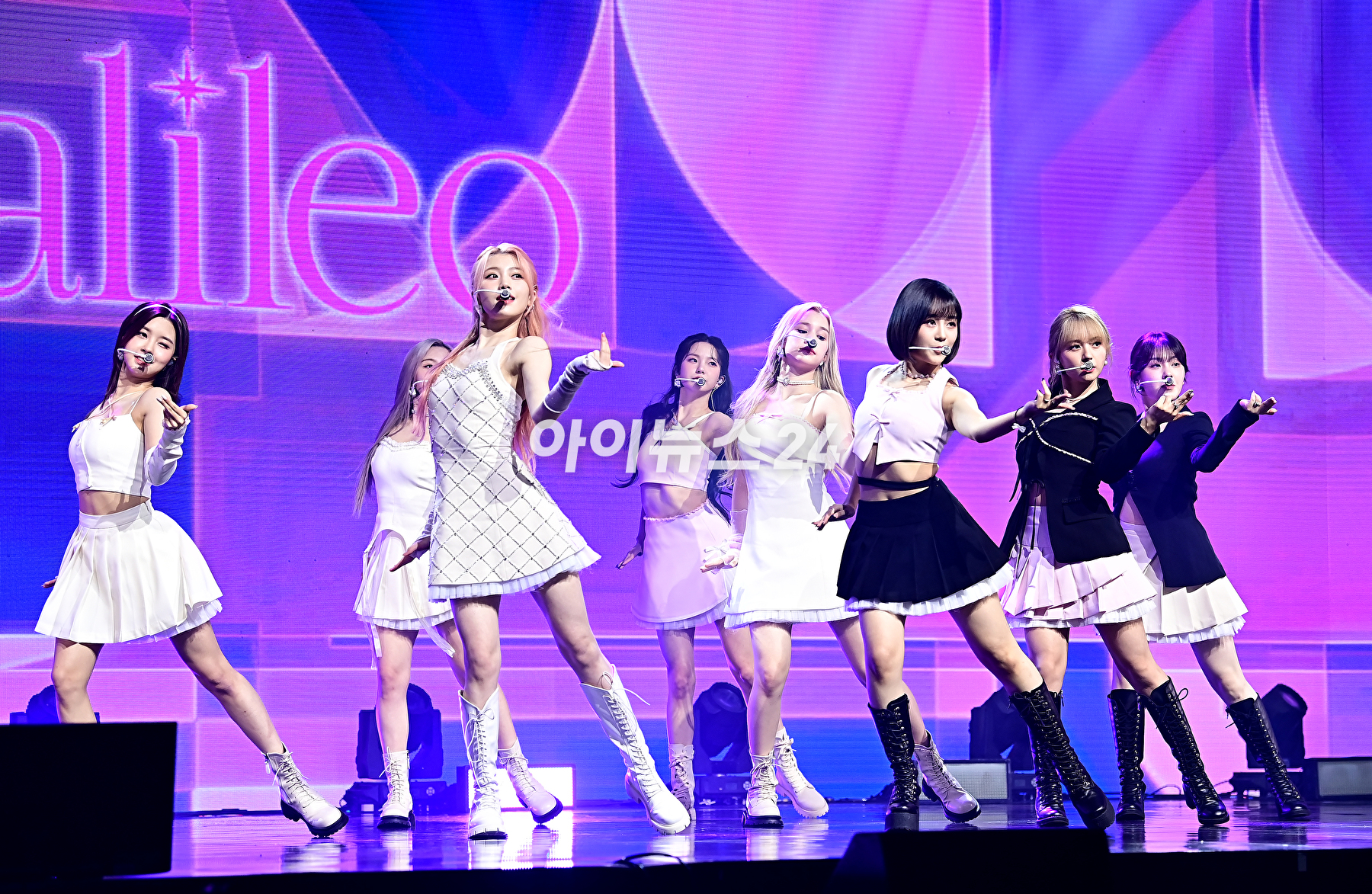 걸그룹 케플러(Kep1er)가 25일 오후 서울 광진구 예스24 라이브홀에서 열린 다섯 번째 미니앨범 &#39;Magic Hour&#39; 쇼케이스에서 무대를 선보이고 있다. [사진=곽영래 기자]