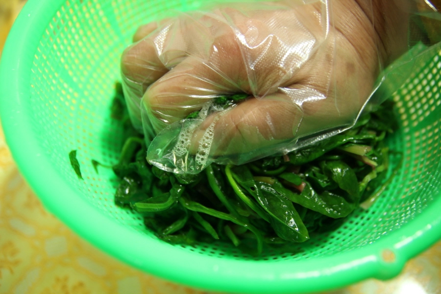 시금치 물기 제거 모습