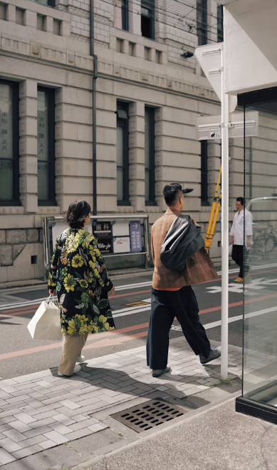 일본 스트리트 패션의 글로벌 확산: 소셜 미디어와 인플루언서의 역할