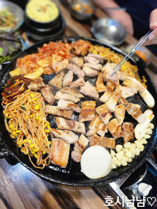 하남 고구려삼겹살 잘라진 삼겹살과 반찬들