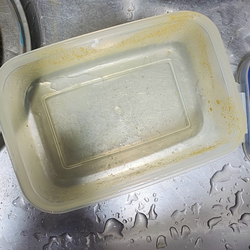 카레 얼룩으로 노랗게 착색된 플라스틱 밀폐용기 모습