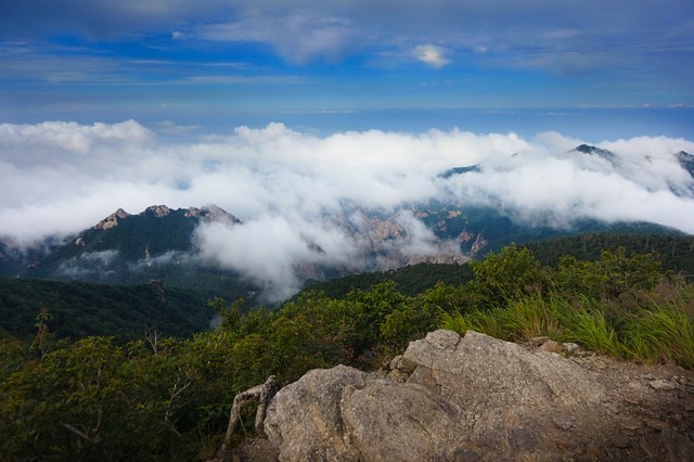 산과 구름