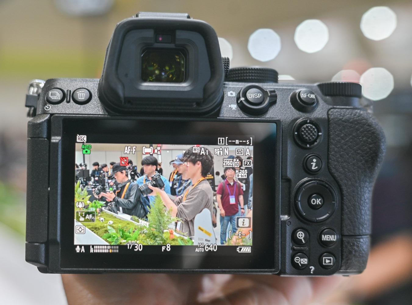 2025 코바에서 본 니콘 부스의 레드 카메라와 MRMC