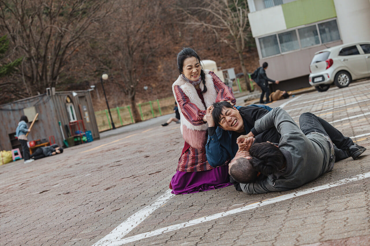 금고의 열쇠를 얻기 위해 육탄전을 벌이는 철거업체 직원과 아파트 주민들