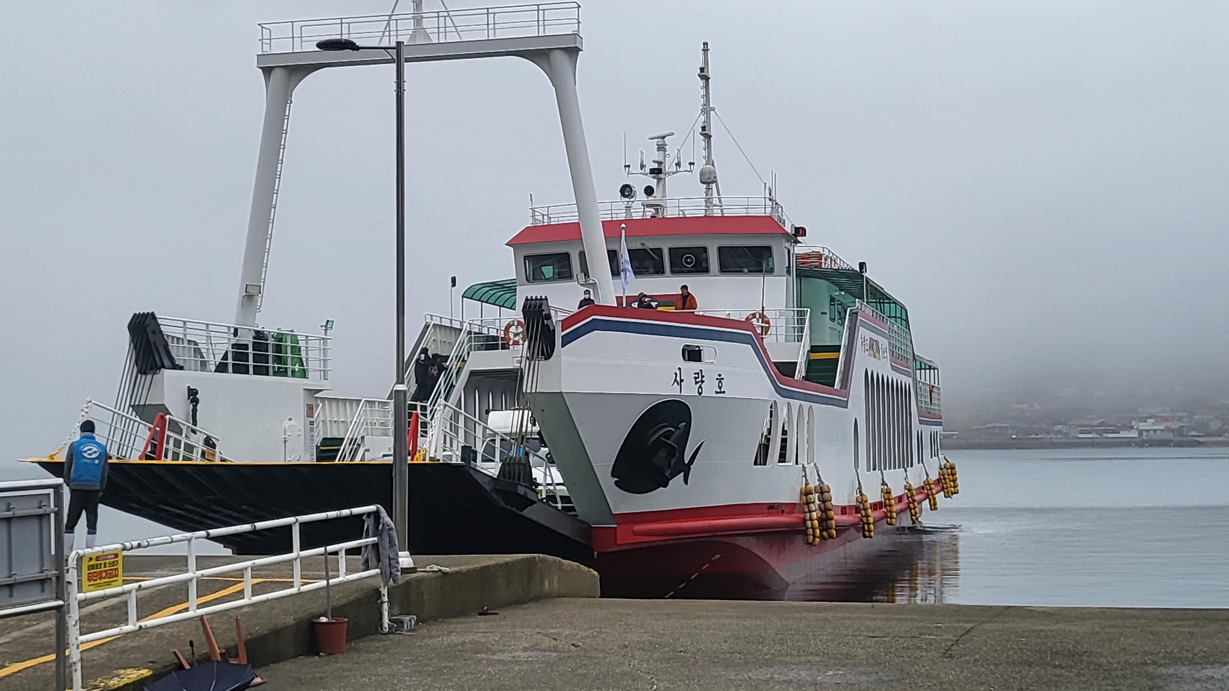통영 사량도 운행하는 페리호 사진