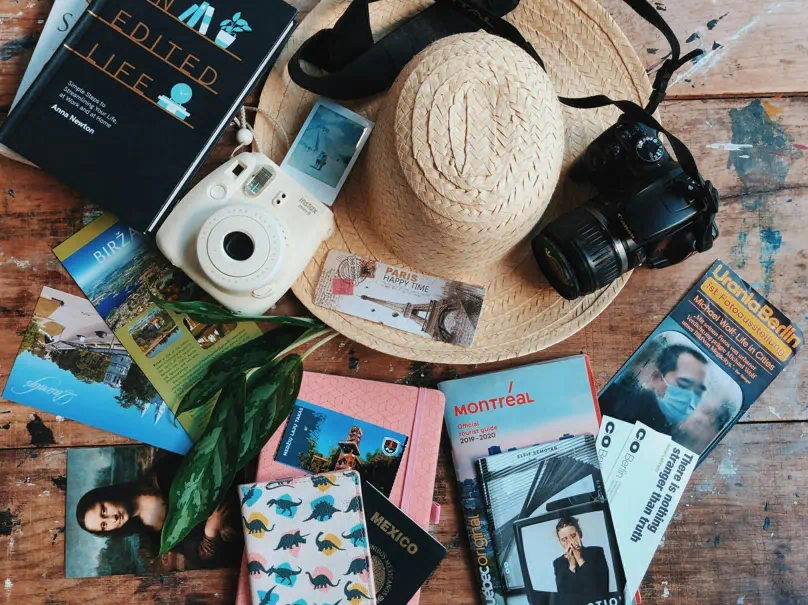 여행갈 준비물을 챙기고있다.