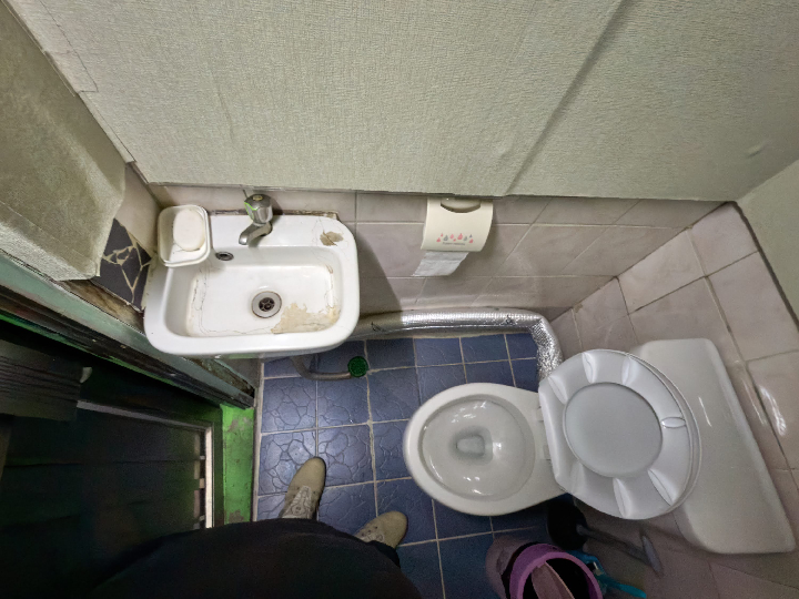 건물 밖 좁은 화장실