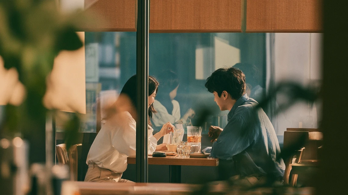 직장 동료들이 웃으며 대화를 나누는 모습