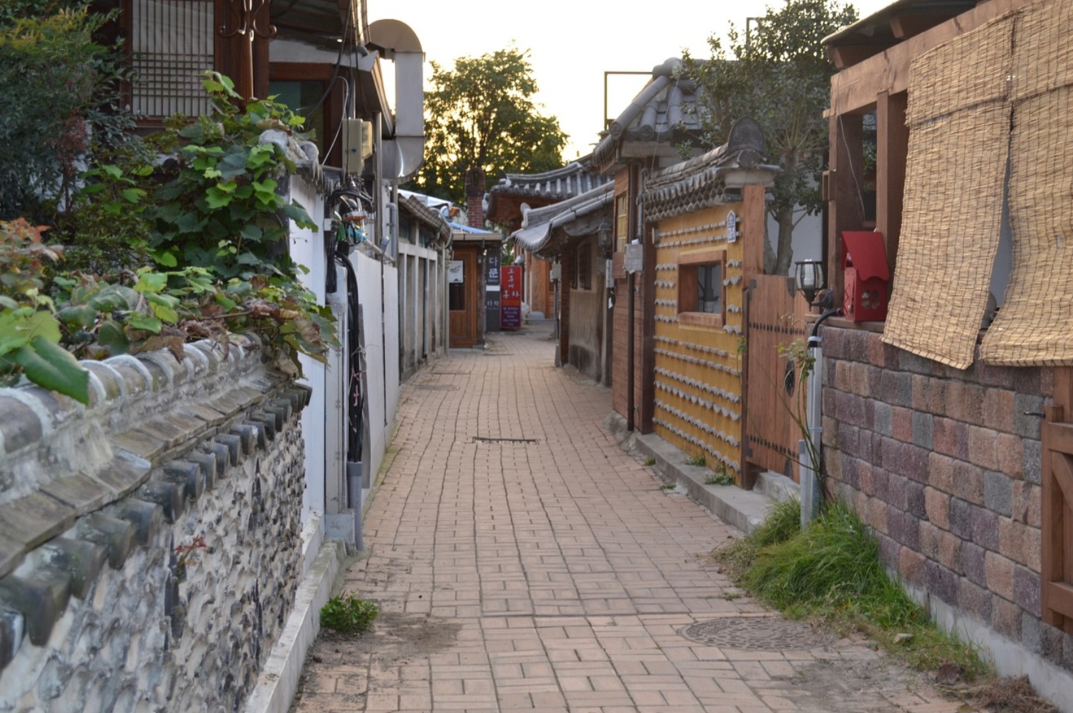 예술이 숨 쉬는 골목길: 소도시에서 만나는 창작의 흔적