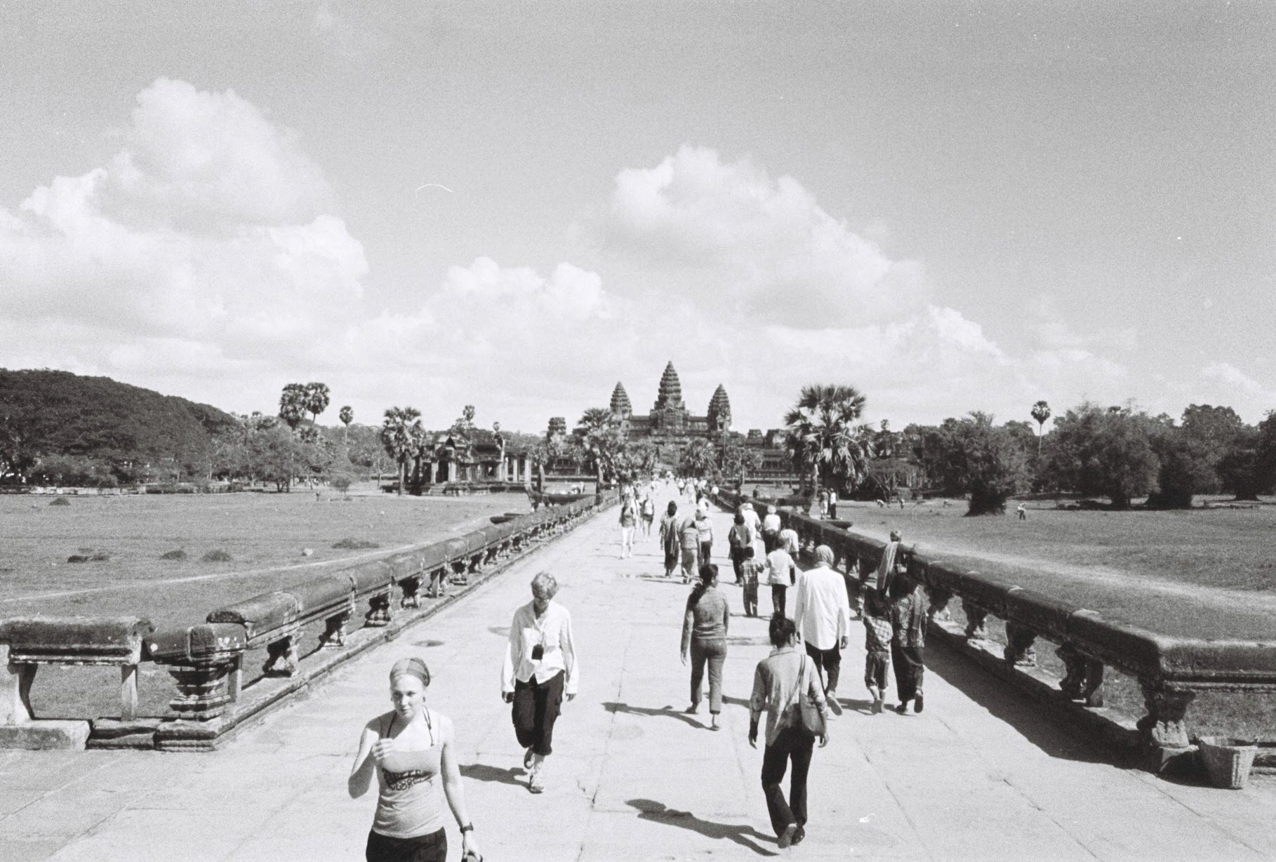 앙코르 와트로 향하는 사람들의 사진