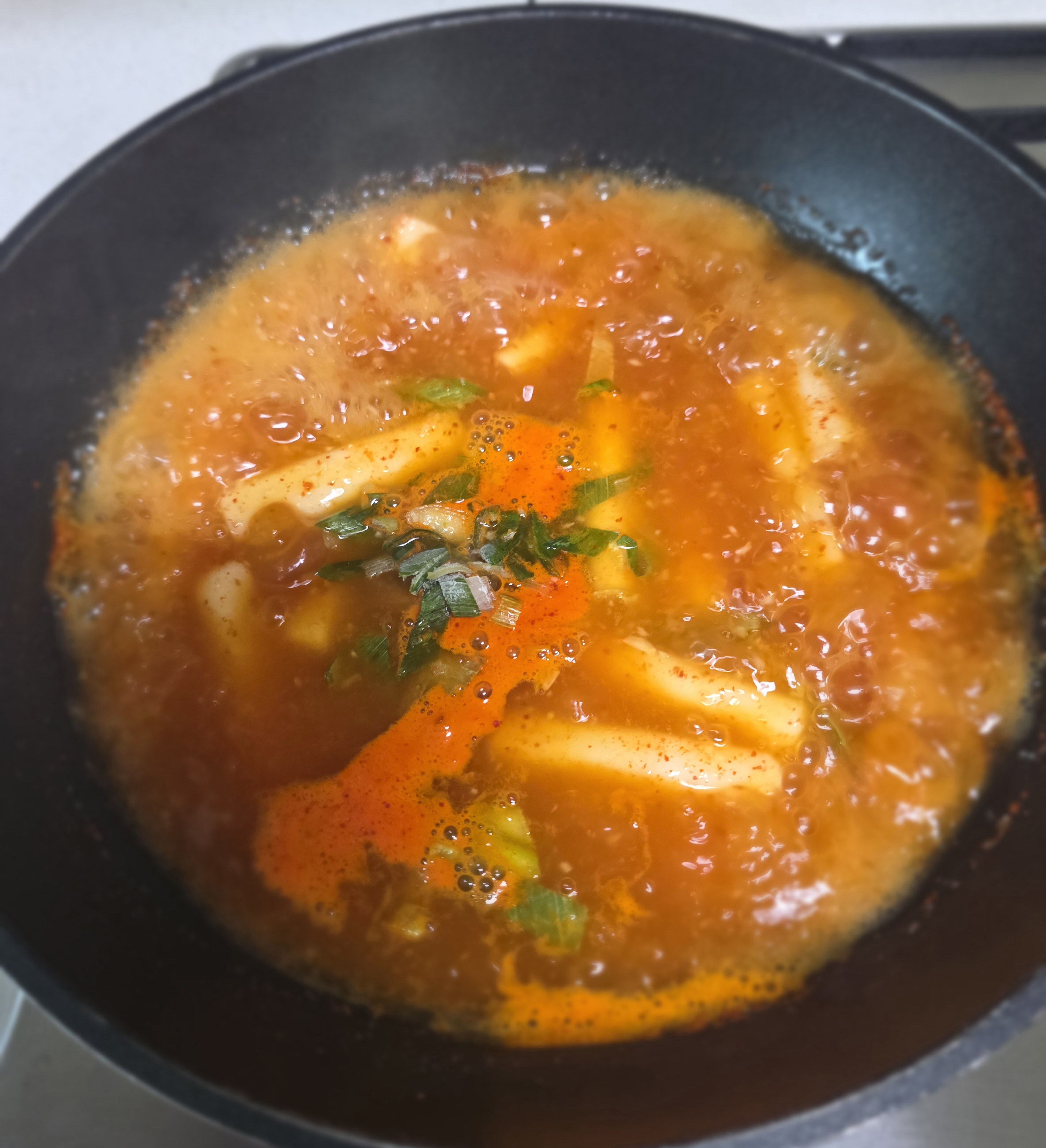 고춧가루로-맛을-냅니다.