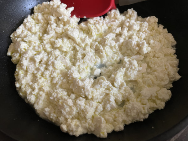 쑥갓 두부무침에 들어갈 두부 물기 날리기