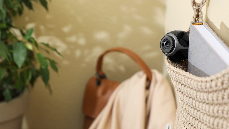 에어비앤비나 호텔에서 몰래카메라를 찾는 방법